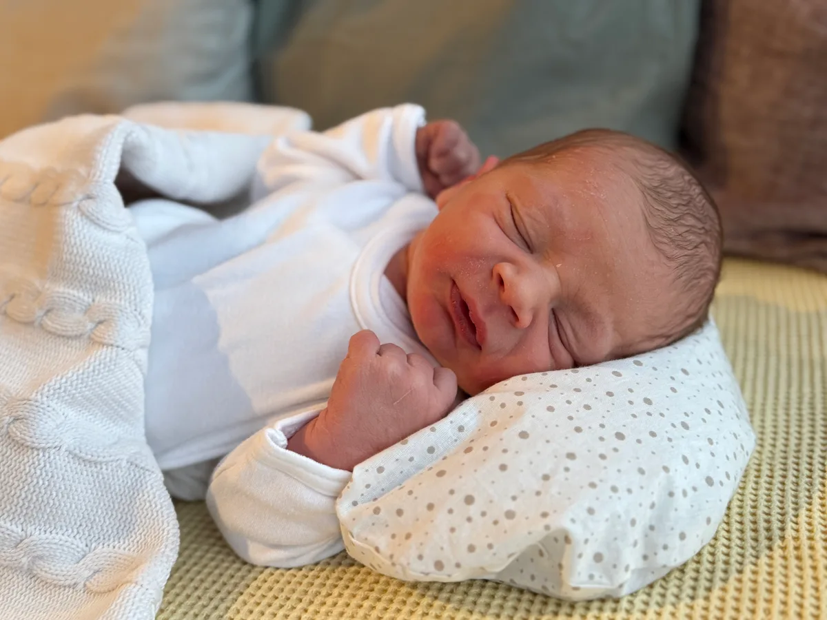 Ein frischgeborenes Baby schläft.